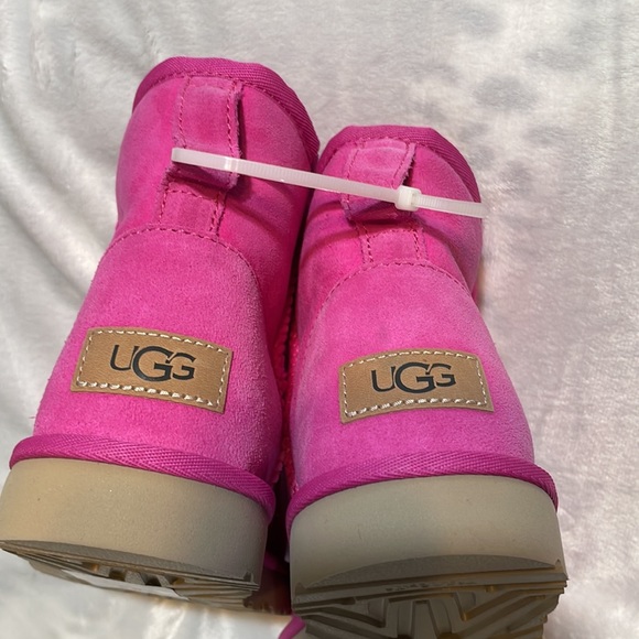 UGG Classic Mini II Shearling Boot - Picture 6 of 17